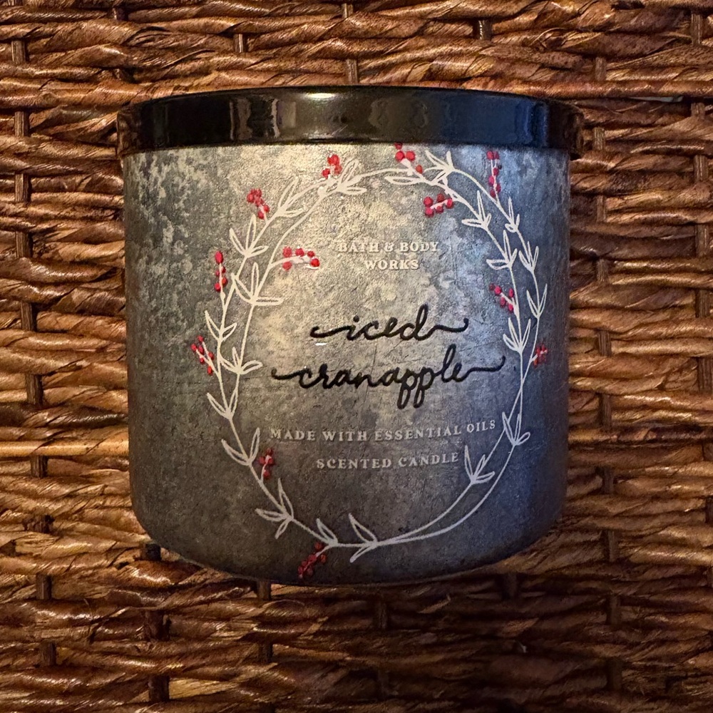 Bath & Body Works Iced Cranapple 3 Wick
